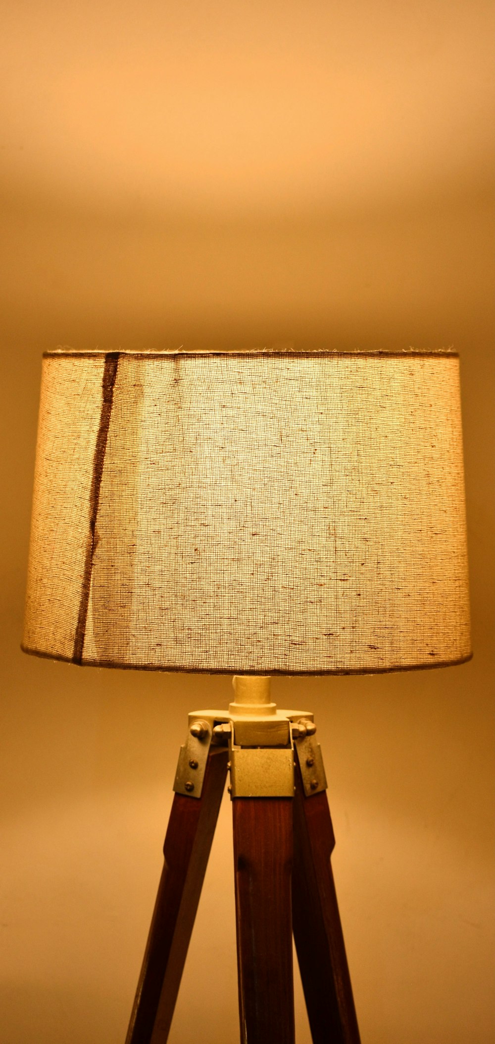 Lámpara de Pie Trípode Madera